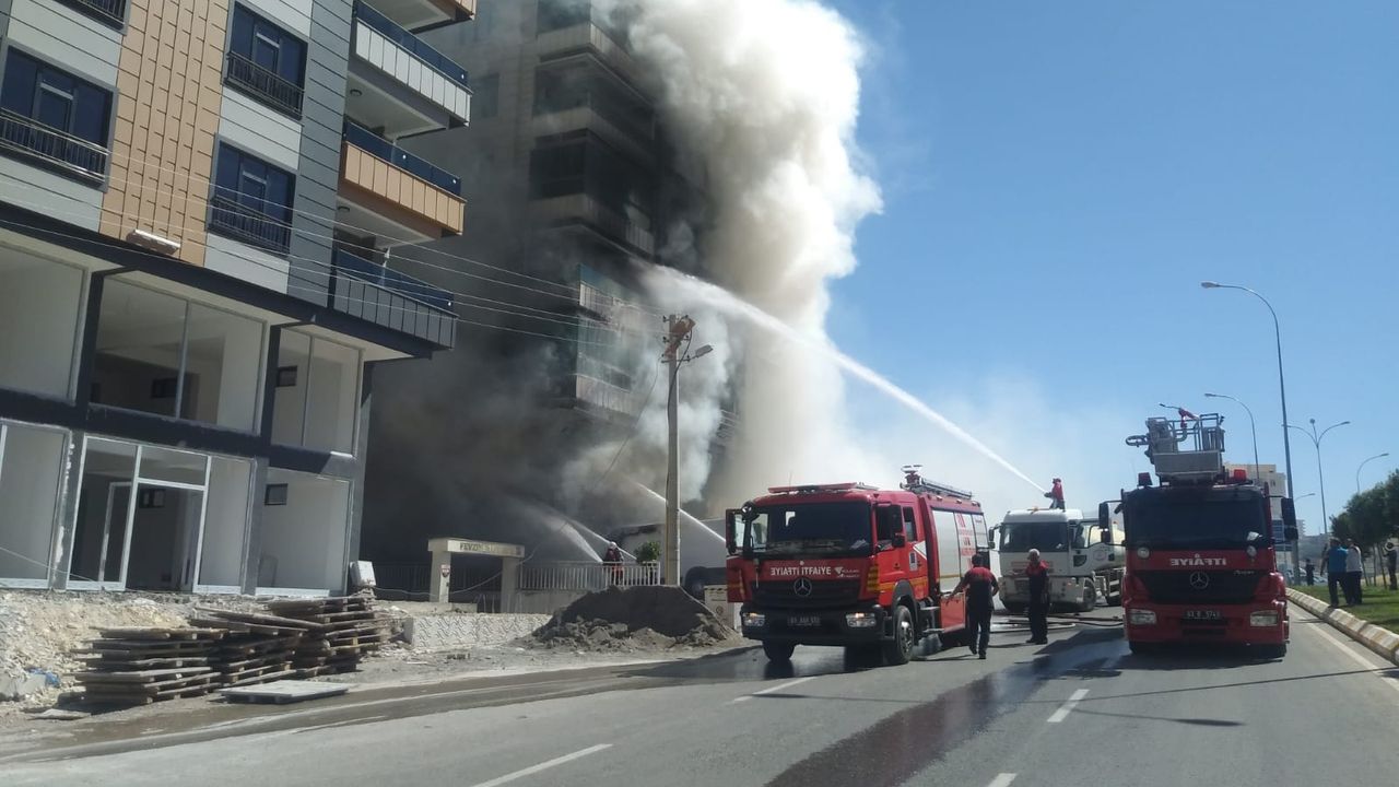 Karaköprü'de İş Yerinde Yangın Binaya Sıçradı