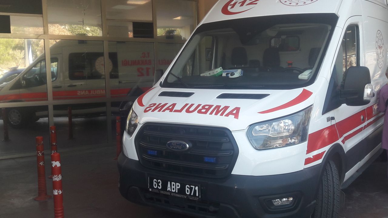 Şanlıurfa'da Kazada Sıkışan Sürücüyü İtfaiye Çıkarttı