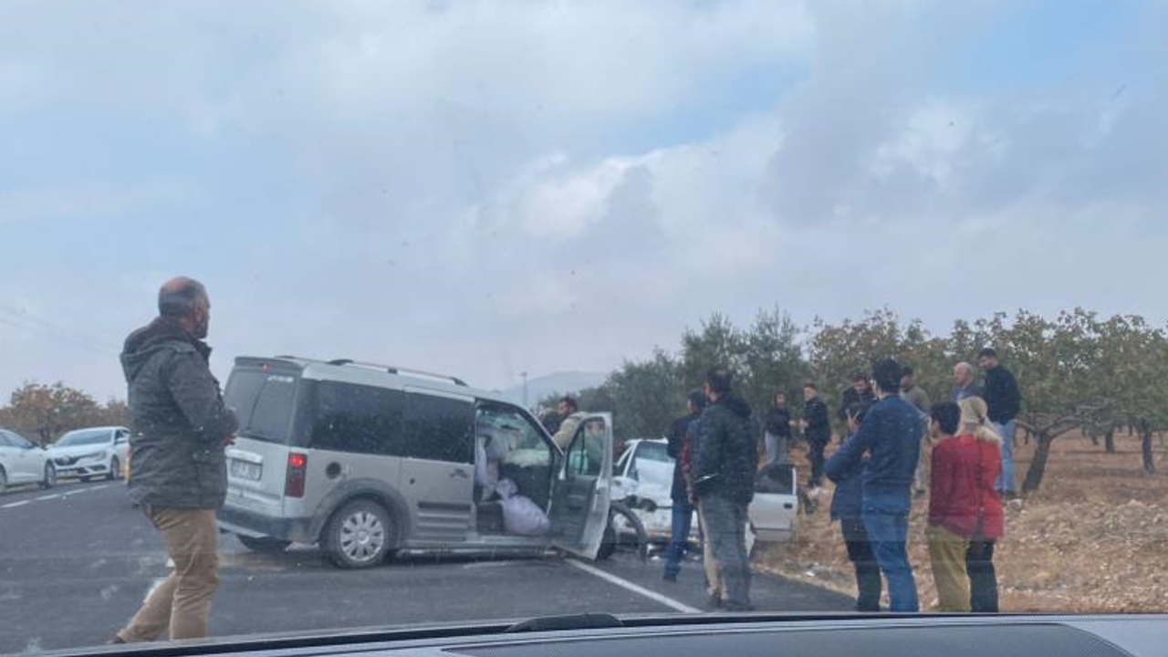  Şanlıurfa'da Otomobiller Çarpıştı: 8 Yaralı