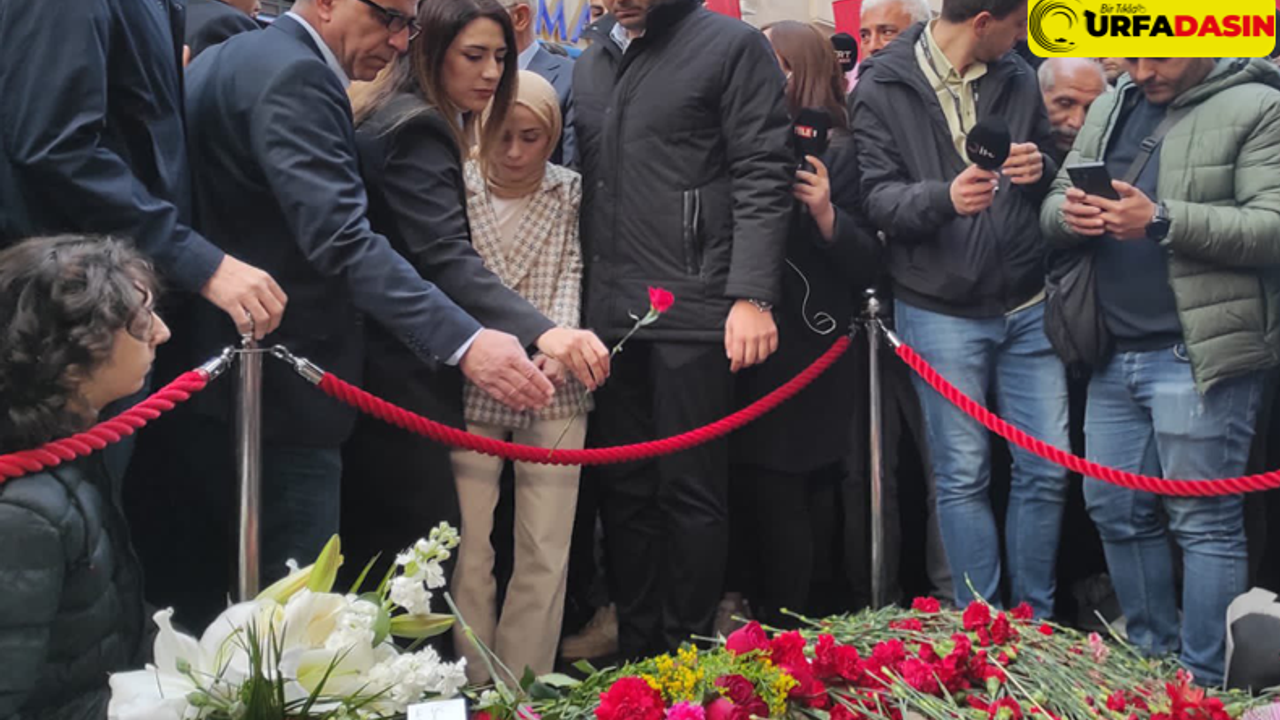 CHP PM Üyesi Erbil Aydınlık, Taksim'e Karanfil Bıraktı