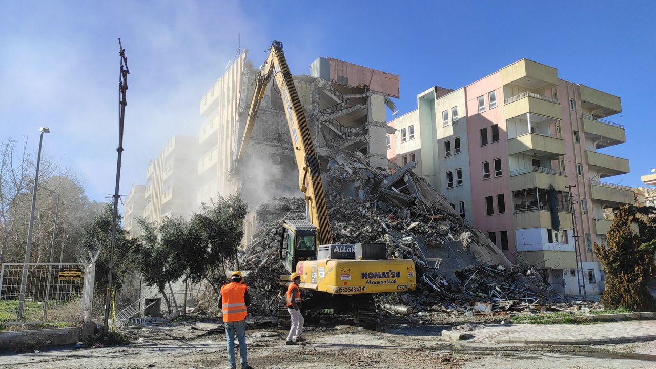 Şanlıurfa'da ağır hasarlı binalar tek tek yıkılıyor