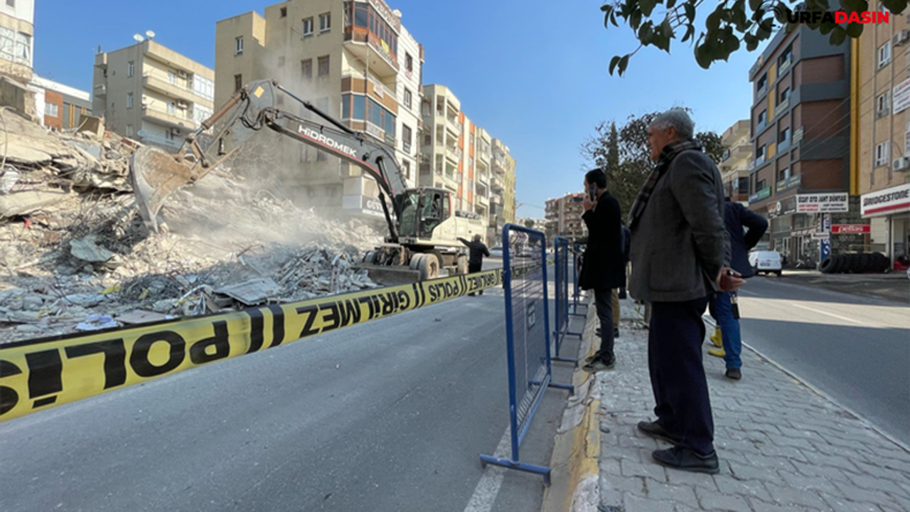Depremde Yıkılan Binaların Enkazları Kaldırılıyor