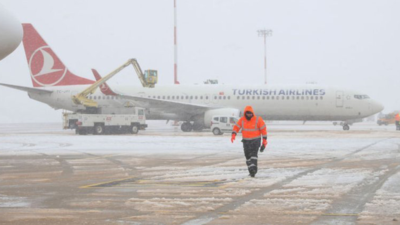 Yoğun Kar Yağışı Şanlıurfa’da Uçak Seferlerini De Engelledi