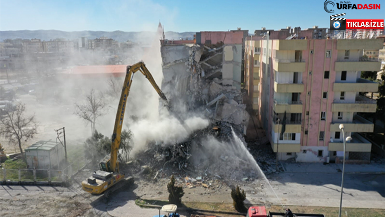 Urfa'da Depremde Hasar Gören Binaların Yıkımı Sürüyor
