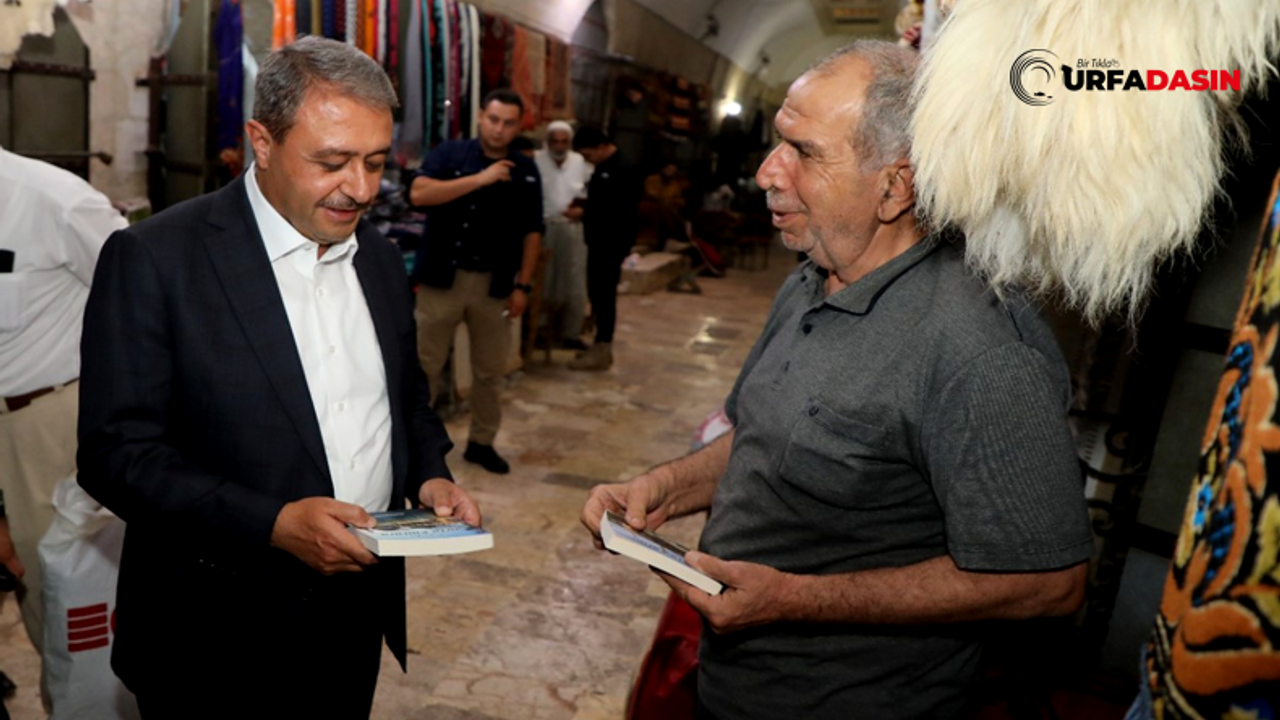 Urfa'nın Tarihi Çarşısında Esnaflık Yapan Necdet Şansal, Yazdığı Kitabı Valiye Hediye Etti