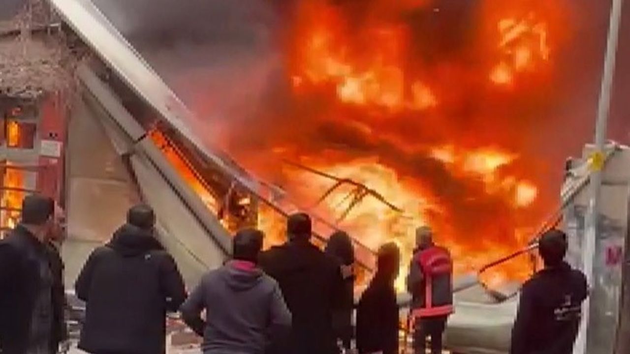 Viranşehir'de sünger deposunda korkutan yangın