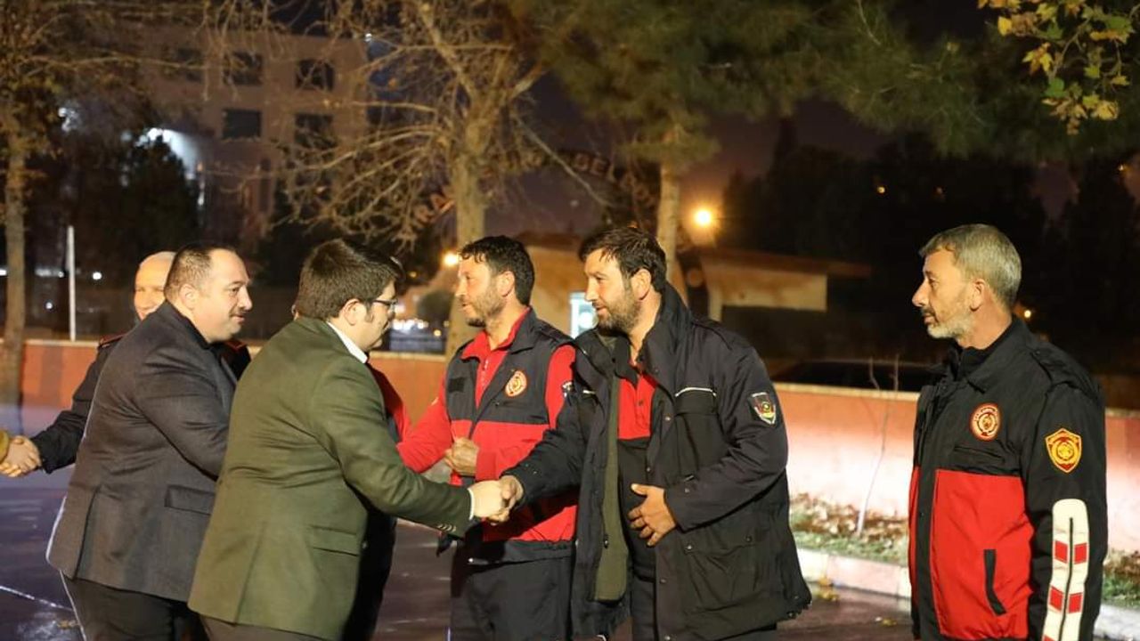 Viranşehir'de Kaymakam İle Belediye Başkanı Görev Başındaki Personelin Yeni Yılını Kutladı