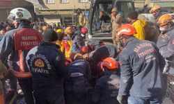 Şanlıurfa’da baba ve oğlu 56 saat sonra enkazdan sağ çıkarıldı