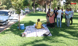 Parkta Kalan 6 Kişilik Aileye Karaköprü Belediyesi El Uzattı