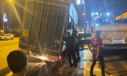 Ceylanpınar'da su yüklü tır yarılan asfalta düştü