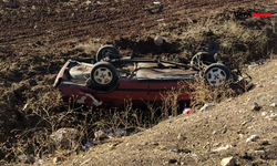 Siverek'te Otomobil Şarampole Devrildi: 2 Yaralı