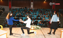 Harran Üniversitesi’nde Artiz Mektebi Tiyatro Oyunu Sahnelendi