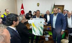 Ali Koç'a Şanlıurfaspor forması hediye edildi