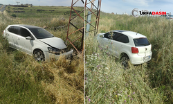 Şanlıurfa'da Yoldan Çıkan Otomobil Direğe Çarptı: 3 Yaralı