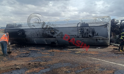 Şanlıurfa'da Tanker Devrildi, İçindeki Petrol Yola Döküldü: 1 Yaralı