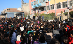 Viranşehir Kaymakamı Kemal Ülkü Öğrencilerin Karne Heyecanına Ortak Oldu