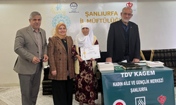 Şanlıurfa’da Tefsir Derslerine 75 Yaşındaki Behiye Erişmiş de Katıldı Belgesini Aldı