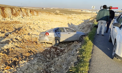 Suruç Yolunda Otomobil Yol Yapım Çukuruna Düştü: 2 Yaralı