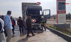 Urfa’da Seyir Halindeki Tır Alev Aldı, İtfaiye Ekipleri Yangını Söndürdü