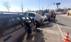 Şanlıurfa'da Zincirleme Trafik Kazası;2 Yaralı