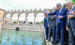 İYİ Parti Genel Başkanı Dervişoğlu Balıklıgöl'ü Ziyaret Etti, Balıklara Yem Attı