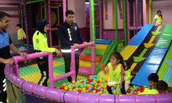 Polisler Çocukları Oyun Merkezine Götürdü