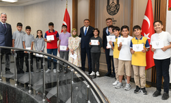Şanlıurfa Valisi Hasan Şıldak Bursluluk Sınavı’nda Türkiye Birincisi Olan Öğrencilerle Buluştu