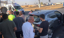 Hızını Alamayan Sürücü Kırmızı Işıkta Bekleyen Otomobile Çarptı: 1 Yaralı