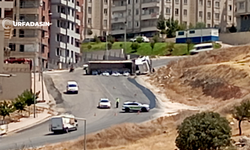 Şanlıurfa'da Mahalle Arasında Tır Devrildi Yol Trafiğe Uzun Süre Kapandı