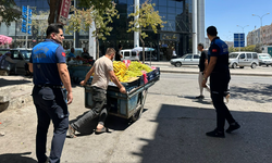 Şanlıurfa Açıksu Bölgesinde Yolu İşgal Eden İşportacıların Seyyar Arabalarına El Konuldu