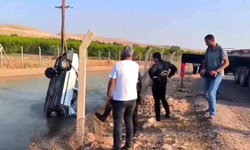 Şanlıurfa'da Sulama Kanalına Devrilen Otomobildeki 2 Kişi Kurtarıldı