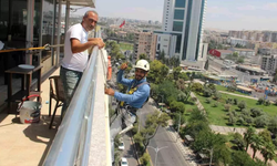 Şanlıurfa'da 60 Metre Yükseklikte Temizlik ! Rezidanslara Tırmanıyor, Camları Siliyorlar