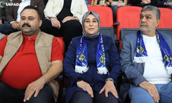 Şanlıurfa'da, DEM Partili Belediye Başkanı İle AK Partili Vekil Birlikte Maç İzledi