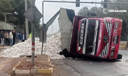 Şanlıurfa'da Yağış Nedeniyle Kayganlaşan Yolda Pamuk Yüklü Kamyon Devrildi