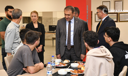 Şanlıurfa Valisi Hasan Şıldak, Yurtta Kalan Üniversite Öğrencileriyle Bir Araya Geldi
