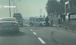Şanlıurfa Birecik'te Freni Patlayan Araç Tabeleya Çarptı