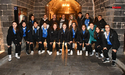 Ağrı Kadın Futbol Takımı, Siverek Belediyesi'nin Desteğiyle Maça Geldi