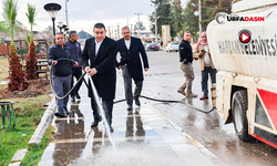 Başkan Özyavuz Sabahın İlk Işıklarıyla Sahaya İndi, Hortumla Sokakları Yıkadı