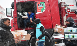 Şanlıurfa'da Yoldan Kalanlara Kumanya Dağıtıldı