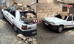 Şanlıurfa'da Üzerine Duvar Devrilen Otomobil Pert Oldu