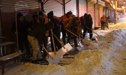 Siverek'te Karla Mücadele Gece Boyunca Sürüyor