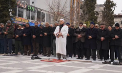 Kobeni’ye Dikkat Çekmek İçin Cuma Namazını Suruç Meydanında Kıldılar