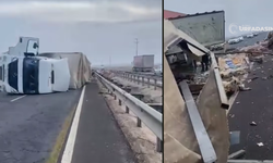 Şanlıurfa'da Geri Dönüşüm Malzemesi Taşıyan Tır Devrildi