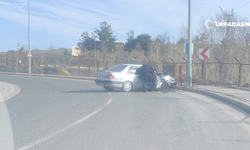 Şanlıurfa’da Virajı Alamayan Araç Direğe Çarptı: 1 Yaralı