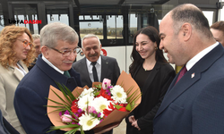 Ahmet Davutoğlu Şanlıurfa’ya Geldi Çiçeklerle Karşılandı