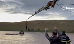 Şanlıurfa’da Derede Mahsur Kalan Traktörün Sürücüsü Vinçle Kurtarıldı