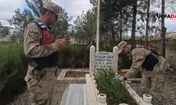 Jandarma, Şanlıurfa'da Şehit Kabirlerini Ziyaret Etti Bakım Yaptı
