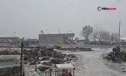 Şanlıurfa'nın İlçesi Güne Lapa Lapa Yağan Karla Uyandı