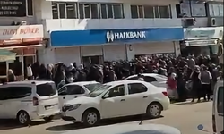 Şanlıurfa Akçakale'de Banka Önünde İzdiham
