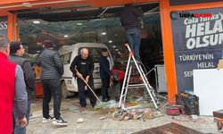 Şanlıurfa'da Kontrolden Çıkan Araç Markete Daldı